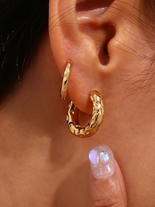 Loïs Gehamerde Huggie Hoops 20 mm Goud